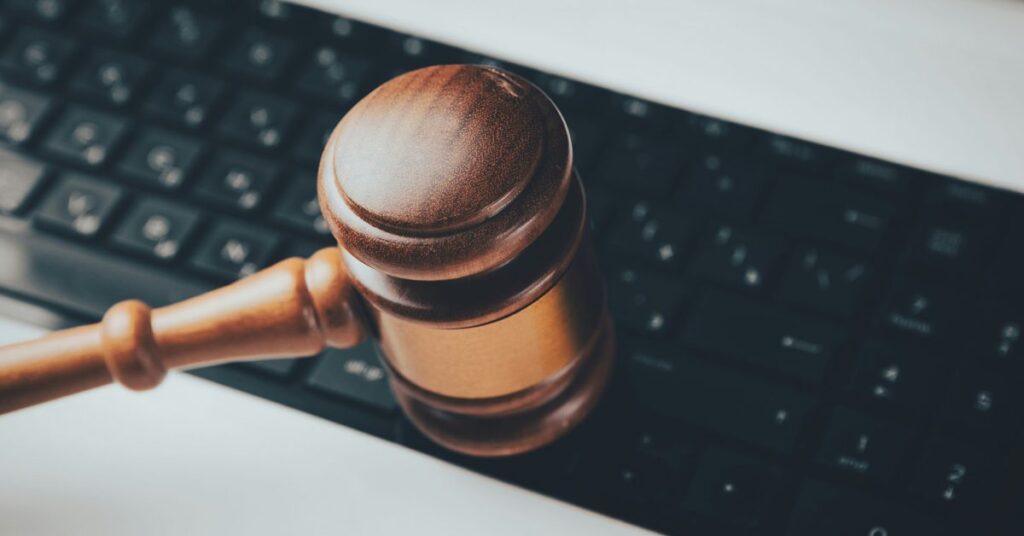 Les Avocats des Géants de la Tech : Apple et Autres Accusés d’Encourager la Loi du Silence !